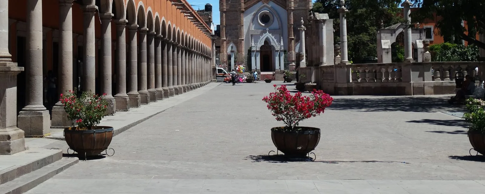 La plaza de Nochistlán: los portales de cantera a la izquierda y el templo de fachada blanca al fondo de la explanada
